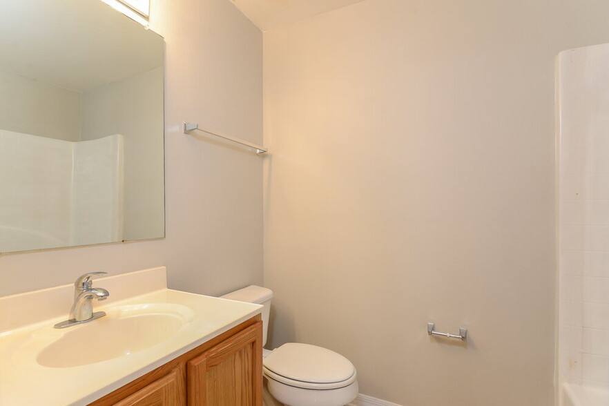 Building Photo - 17047 Ongar Ct