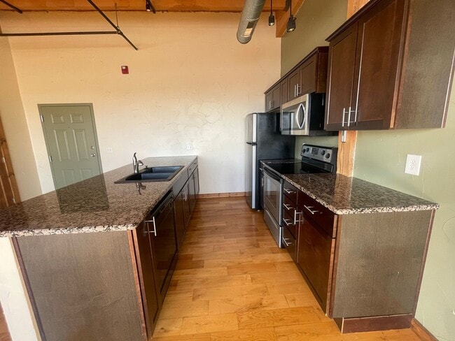 Building Photo - Large One Bedroom One bath Loft Apartment available Now!