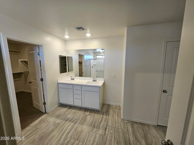 Building Photo - 3010 E Augusta Ave