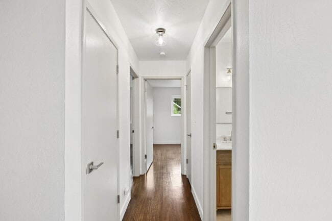 Building Photo - 4 Bedroom 2 Bathroom - Freshly Remodeled Available for Immediate Move-In