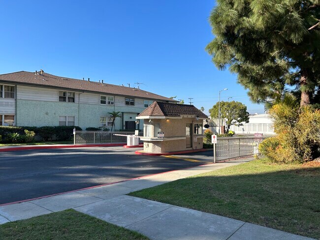 Building Photo - 3604 Kalsman Dr