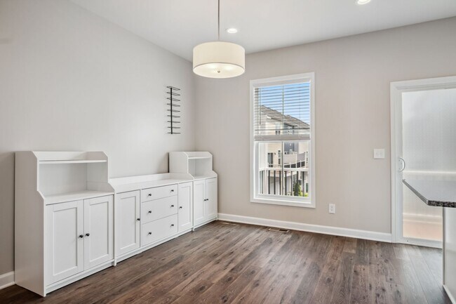 Building Photo - 3 bed/ 3 1/2 bath.  Dog Friendly.