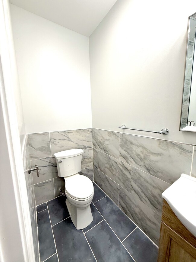 Building Photo - 1343 W Rosedale Ave