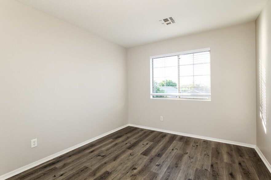 Building Photo - 10945 E Clovis Ave