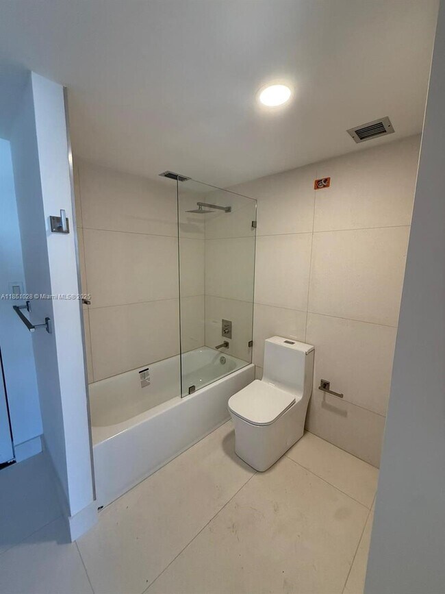 Building Photo - 1420 Brickell Bay Dr