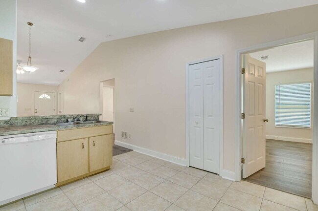 Building Photo - 51 Wellwood Ln
