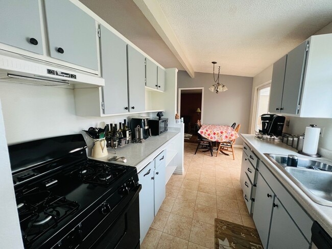 Building Photo - Beautiful yard, 3 bedroom 1 bath rambler i...