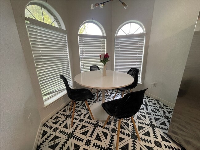 Building Photo - 6526 Paris St