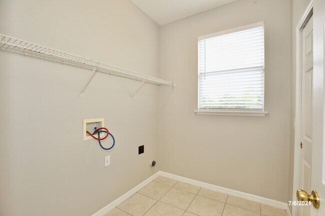Building Photo - Gorgeous 4/2.5 Home with a 2 Car Garage Lo...