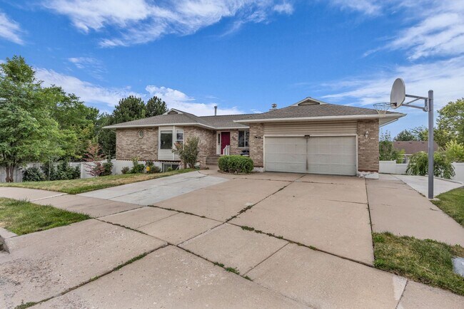 Building Photo - 567 N Allanwood Pl
