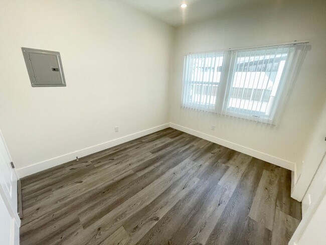 Building Photo - ***1 Bed 1 Bath apartment in the most desi...