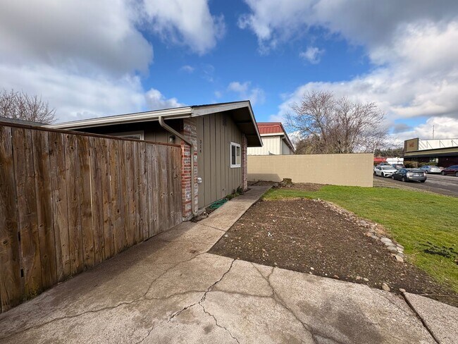 Building Photo - Sh314-316