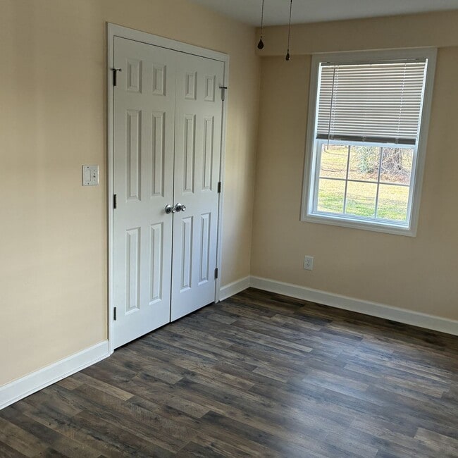 Building Photo - 4 Bedroom 3 Bath Home in Winnabow, NC