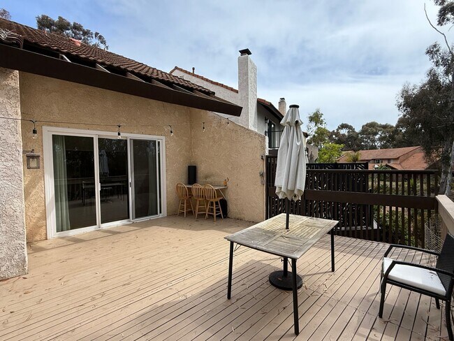 Building Photo - Beautiful 3BD/3BA Townhome in Carlsbad