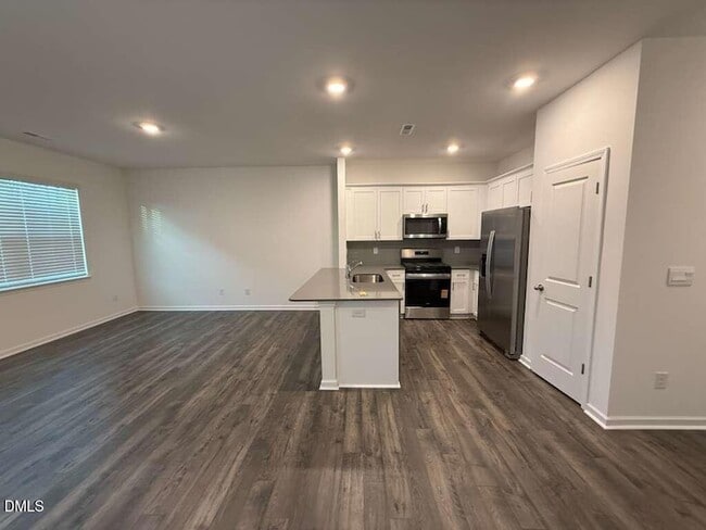 Building Photo - 417 Belgian Red Wy