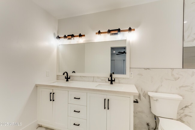 Building Photo - 1028 E Manzanita Dr