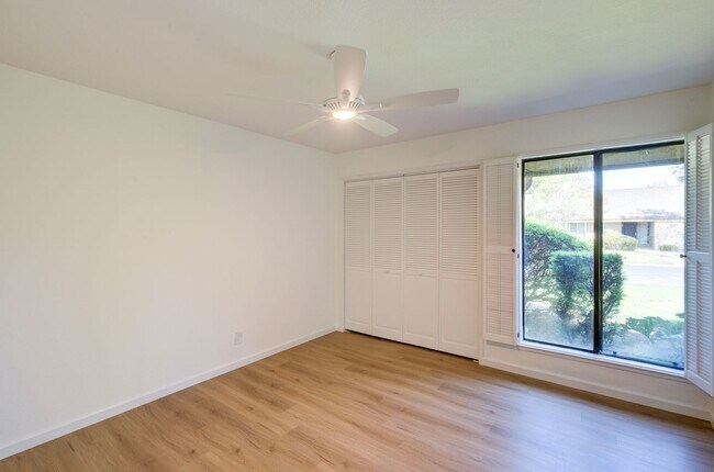 Building Photo - 1067 W Sierra Ave