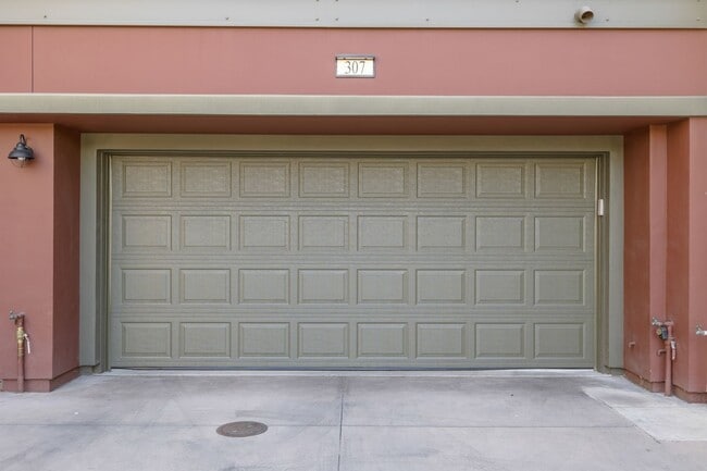 Building Photo - Modern Townhouse