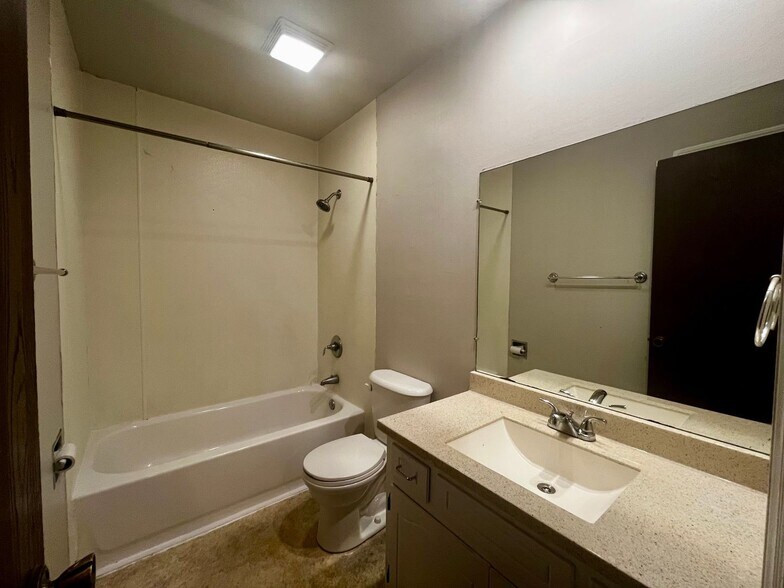 Building Photo - 3326 Kendale Dr