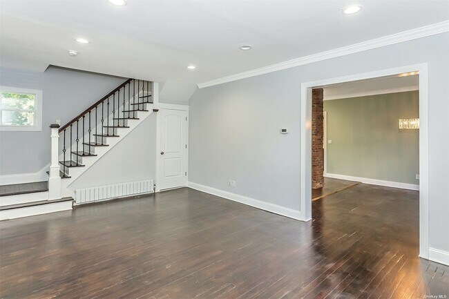 Building Photo - 10 Dosoris Way