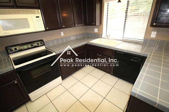 Building Photo - Spacious 3bd/2.5ba Antelope Home with 2 Ca...