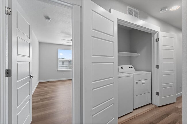 Building Photo - 290 E Chestnut St