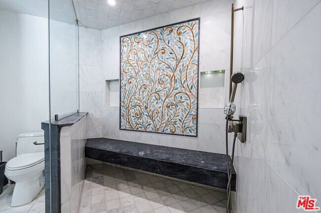 Building Photo - 18022 Lake Encino Dr