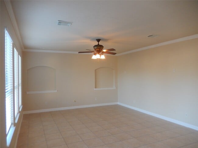 Building Photo - 2330 Lord Nelson Dr