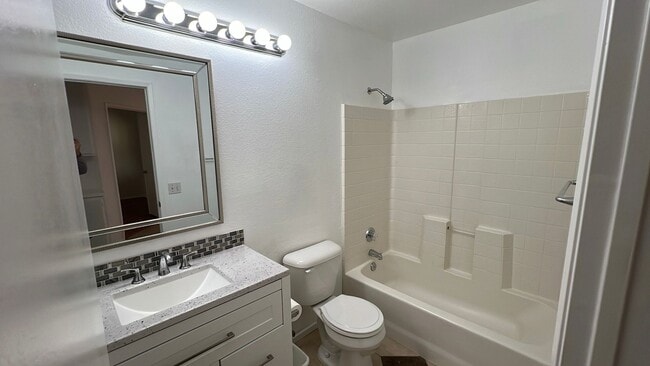 Building Photo - (APPLICATION PENDING) East Lancaster Home