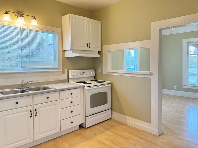 Building Photo - Darling 2 Bedroom Home in Hasley!