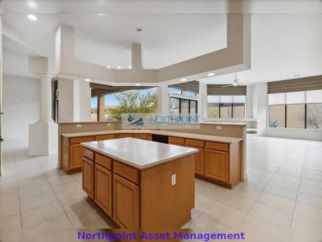 Building Photo - 4 bed, 3 bath in a Must-Have location