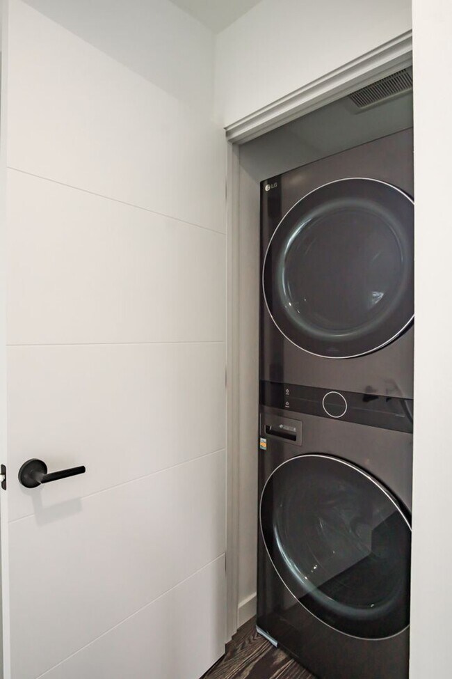 Building Photo - 2Bd/1.75Ba Seattle Townhome