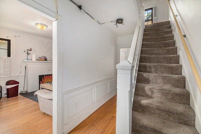 Building Photo - 415 N Thayer St