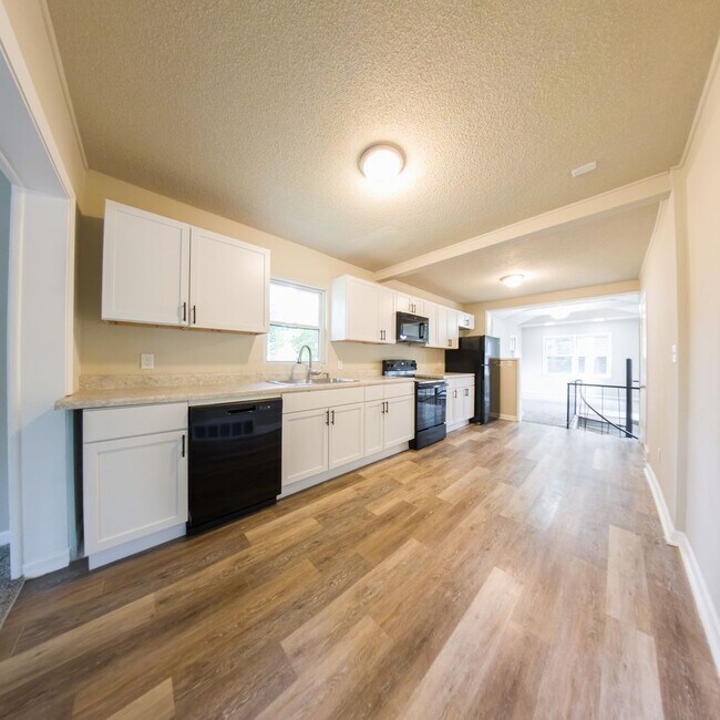 Building Photo - Updated 3 Bedroom 2.5 Bathrooms