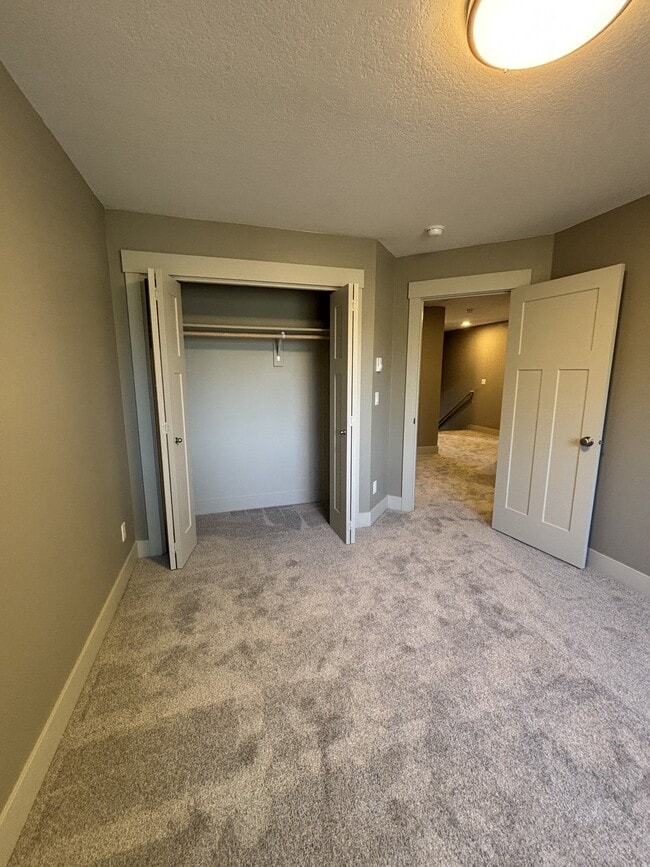 Building Photo - 388 Seven Oaks Ln
