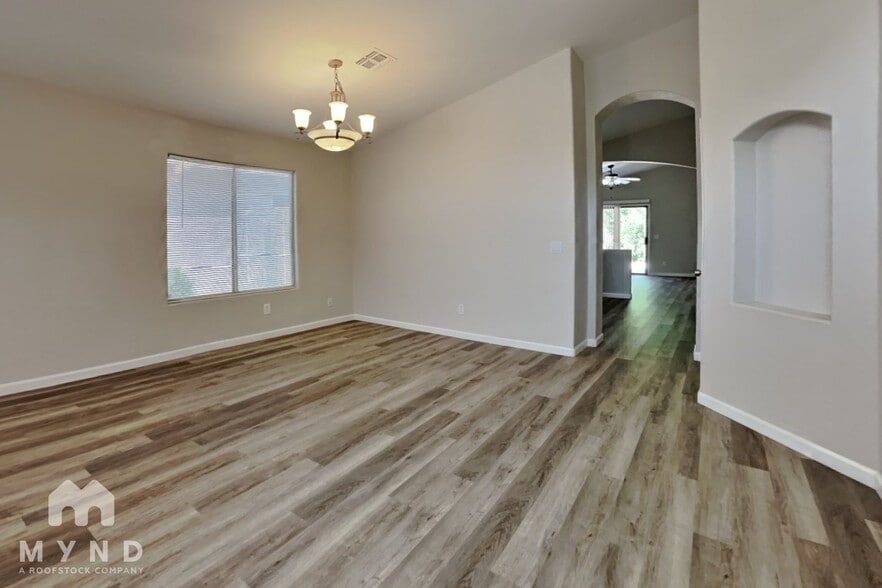 Building Photo - 714 E Lovegrass Dr