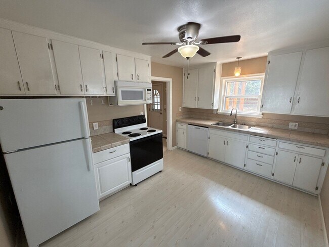 Building Photo - 4627 Thorman Ave NE