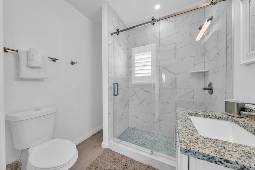 Full bathroom upstairs - 10877 Overseas Hwy