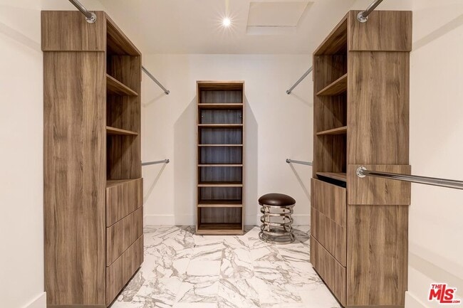 Building Photo - 920 Linda Flora Dr