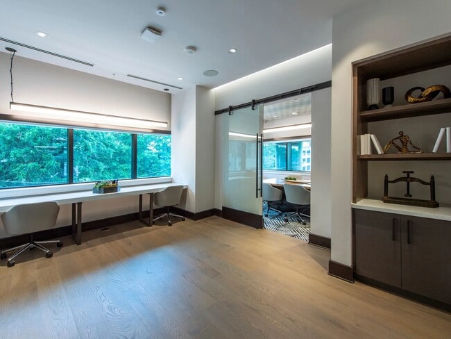 Building Photo - 510 W 20th St