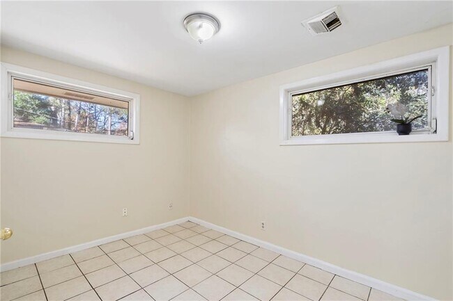 Building Photo - 2451 Warwick Cir NE