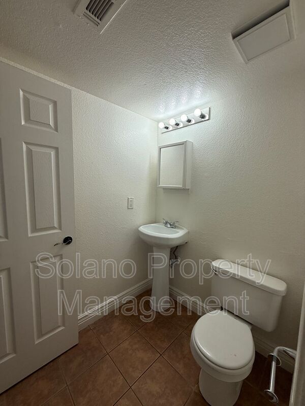 Building Photo - 2735 Applewood Dr