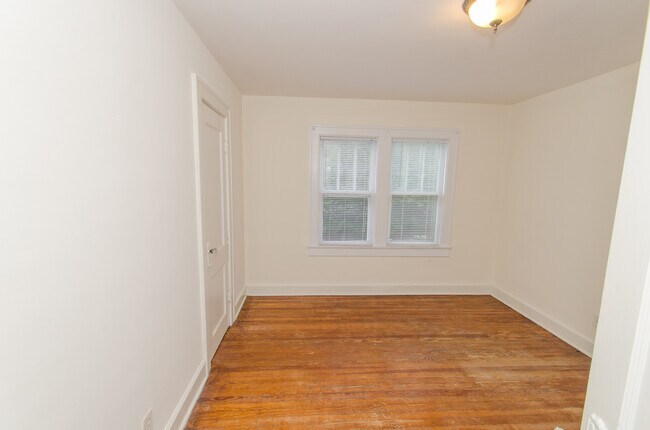 Building Photo - 3 Bedroom, 1.5 bath Home: Available July 2026!