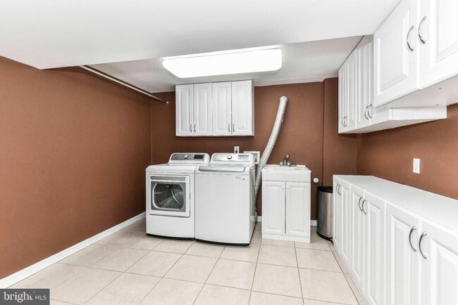 Building Photo - 9205 Hamilton Dr