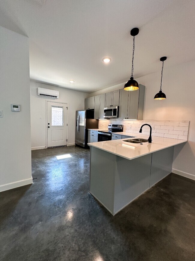 Building Photo - 1728 Rosemary Dr