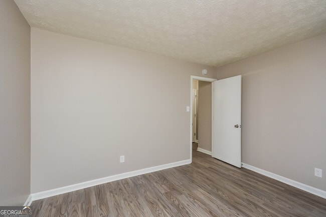 Building Photo - 4585 Old Lake Dr