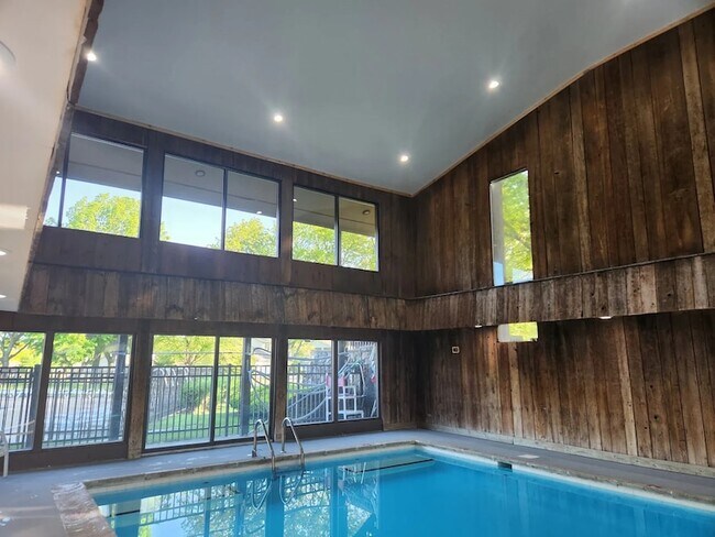Building Photo - 772 Circle Dr