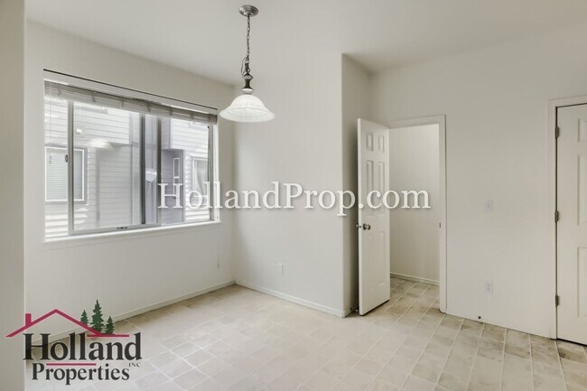 Building Photo - Modern Townhome Near MAX, Nike & High-Tech Corridor