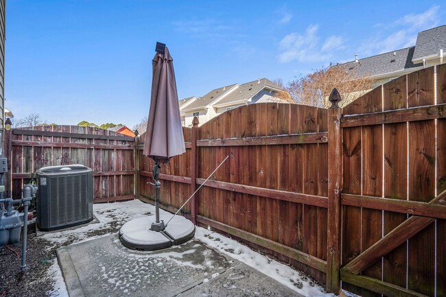 Building Photo - ADORABLE AND COZY-Come see this townhome i...