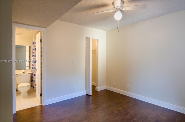 Building Photo - 9855 Westview Dr